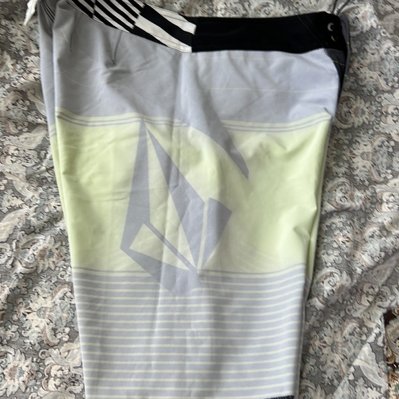 Volcom Lime Black & Gray Board Shorts With side zip pocket Size 33 - Picture 12 of 13